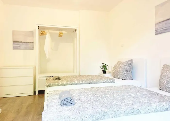 Modern & Chic With Terrace Or Balcony